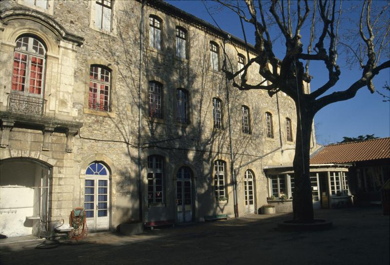 Façade principale sur la cour intérieure et angle sud-est.