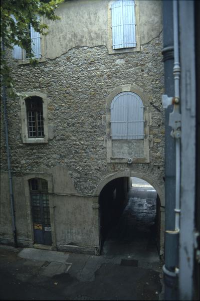 Passage vers la rue vu depuis la cour.