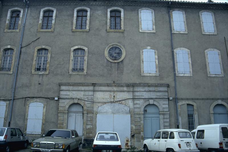 Façade de l'aile centrale sur cour secondaire.