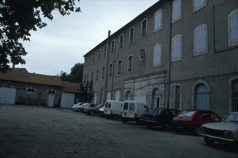 Façade de l'aile centrale sur cour secondaire.