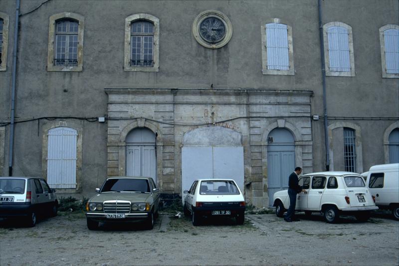 Façade de l'aile centrale sur cour secondaire : porte.