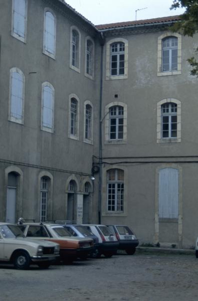 Façade de l'aile centrale sur cour secondaire : angle avec l'aile sur rue.