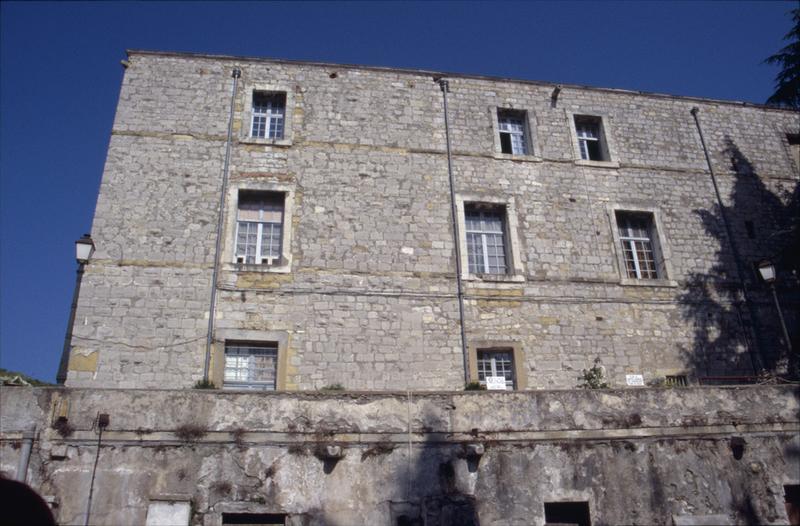 Façade du fort et enceinte.