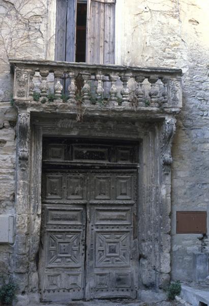 Porte d'entrée et balcon.