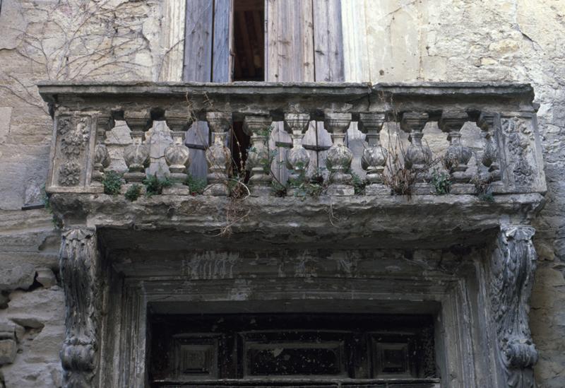 Balcon : balustres en pierre.