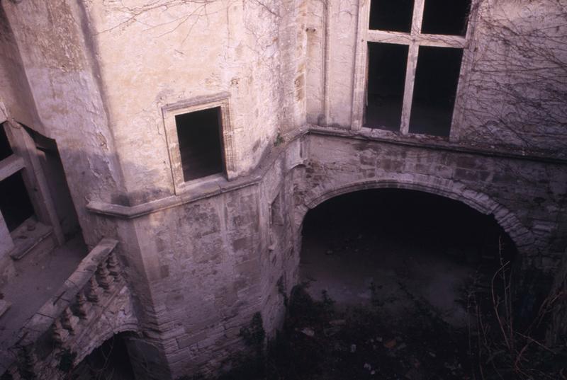 Cour : tour d'escalier (angle nord-est).