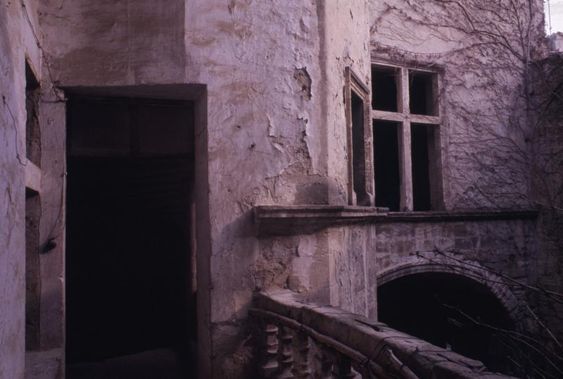 Cour : galerie ; accès à l'escalier.