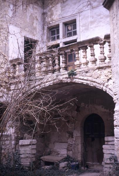 Cour, galerie et balustrade.