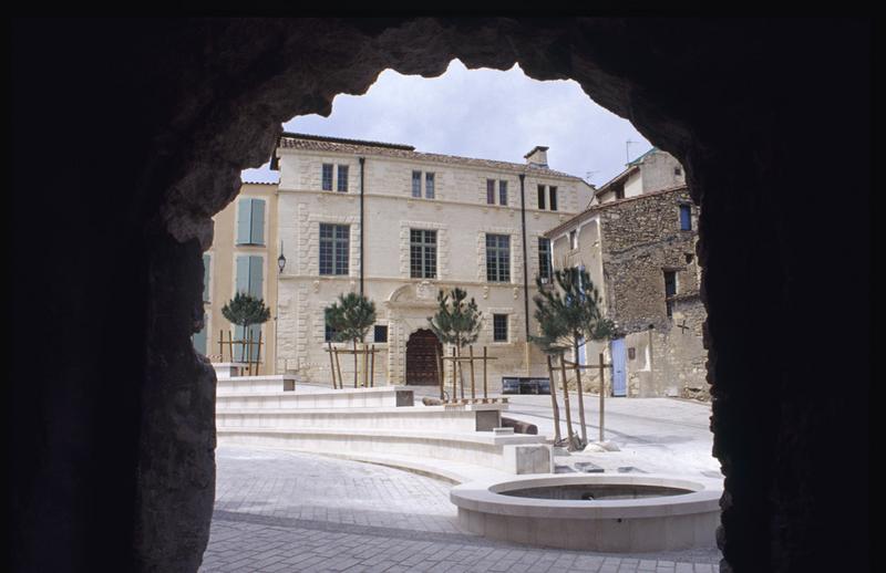 Vue d'ensemble après restauration depuis l'hôtel Saint-Jean.