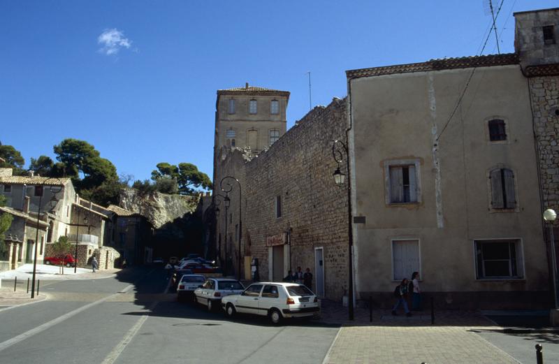 Vue du parc et de l'aile du 18e siècle depuis le boulevard Gambetta.