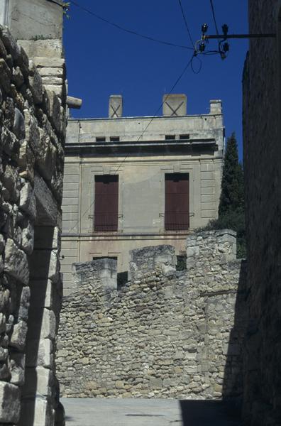 Enceinte et aile du 18e siècle depuis la rue Voltaire.