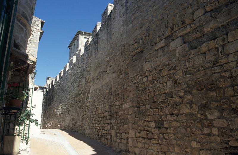 Enceinte ouest depuis la rue Voltaire.