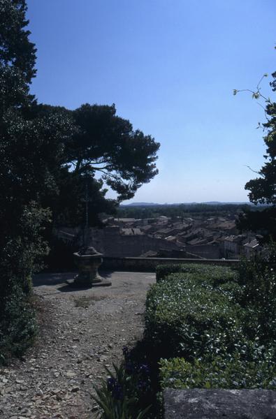 Parc : croix et vue sur Aramon.