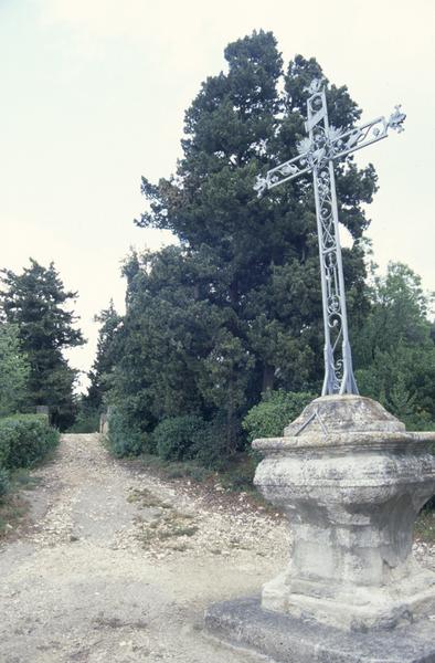 Parc : petit pont et calvaire, croix de 1804.