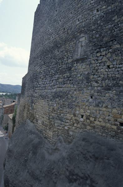 Vue depuis le pont : façade nord construite sur le rocher.