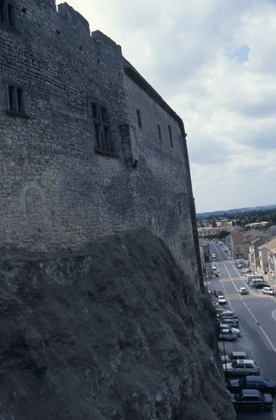 Vue depuis le pont : façade nord construite sur le rocher.