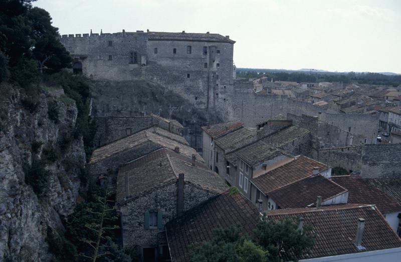 Vue nord avec la porte vers le parc, l'enceinte et le bourg.