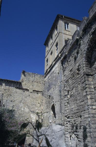 Aile du XVIIIe s : façade ouest et mur de soutènement.