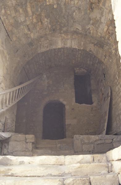 Mur de soutènement ouest de la cour : entrée.