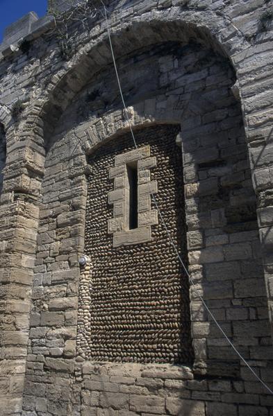 Mur de soutènement ouest de la cour.