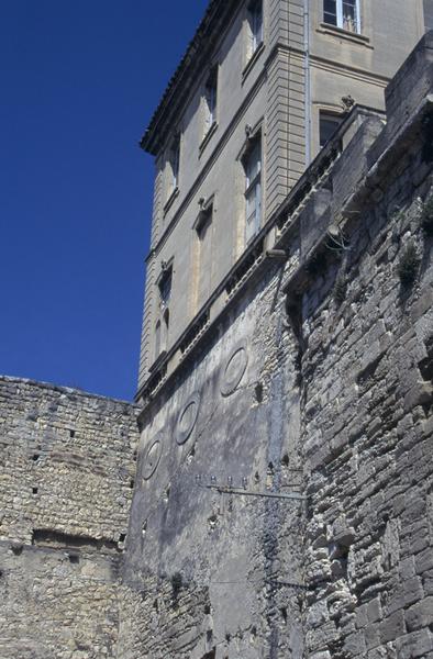 Aile du XVIIIe s : façade ouest et mur de soutènement.