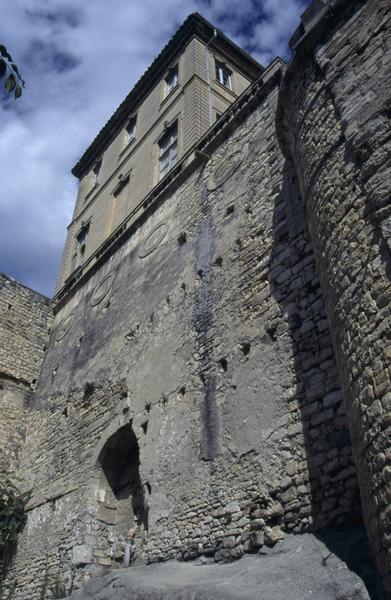 Aile du XVIIIe s ; angle sud-ouest et façade ouest vu du bas.