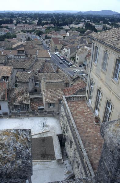 Aile du XVIIIe s : angle sud-ouest et vue d'Aramon.