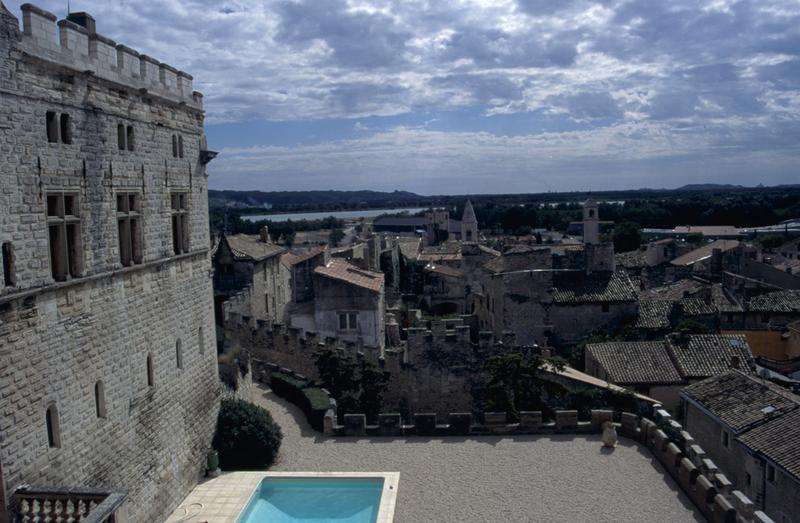 Terrasse devant le donjon et vue sur Aramon.