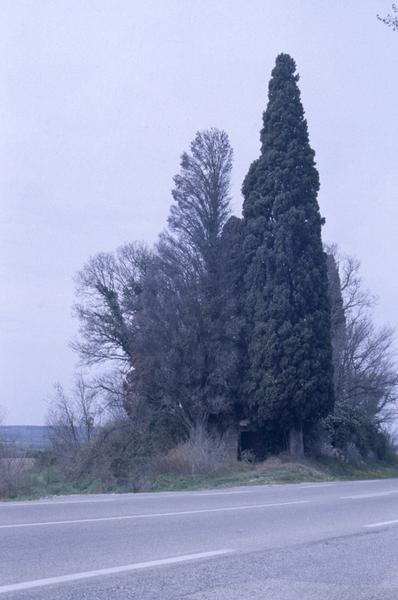 Cimetière vu depuis la route.