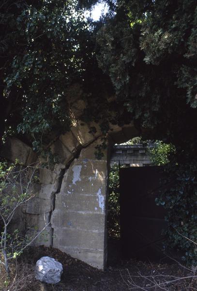 Cimetière : entrée.