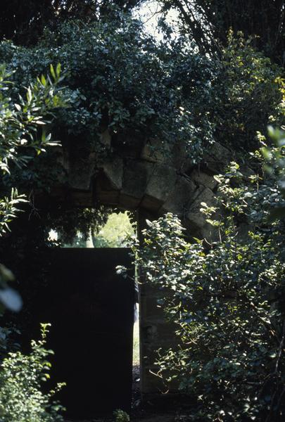 Cimetière : entrée vue de l'intérieur.