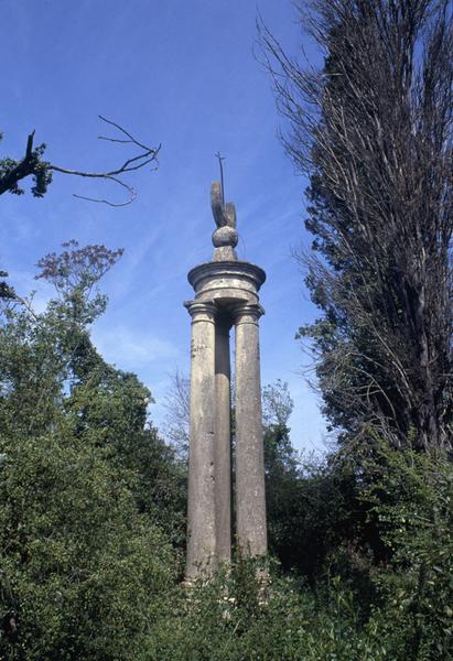 Cimetière : colonnes commémoratives.