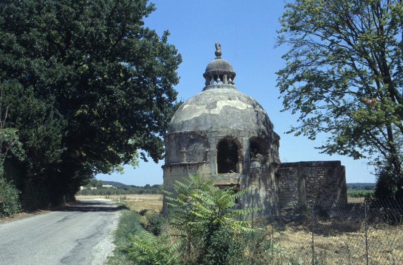 Parc ; fabrique : dôme ou château d'eau.