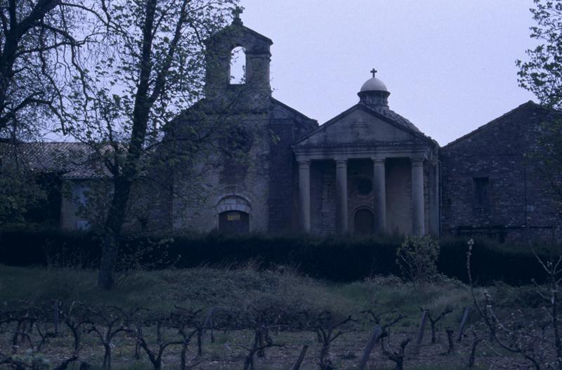 Allée d'entrée : chapelles.