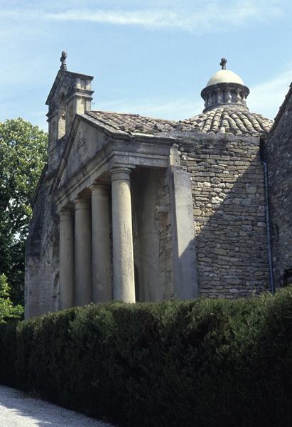 Allée d'entrée : chapelle : façade avec colonnade.