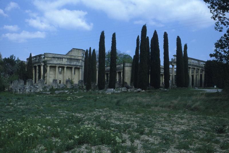 Pavillons d'entrée et colonnade ovale : vue d'ensemble.