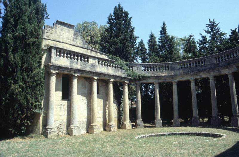 Grande colonnade ovale.