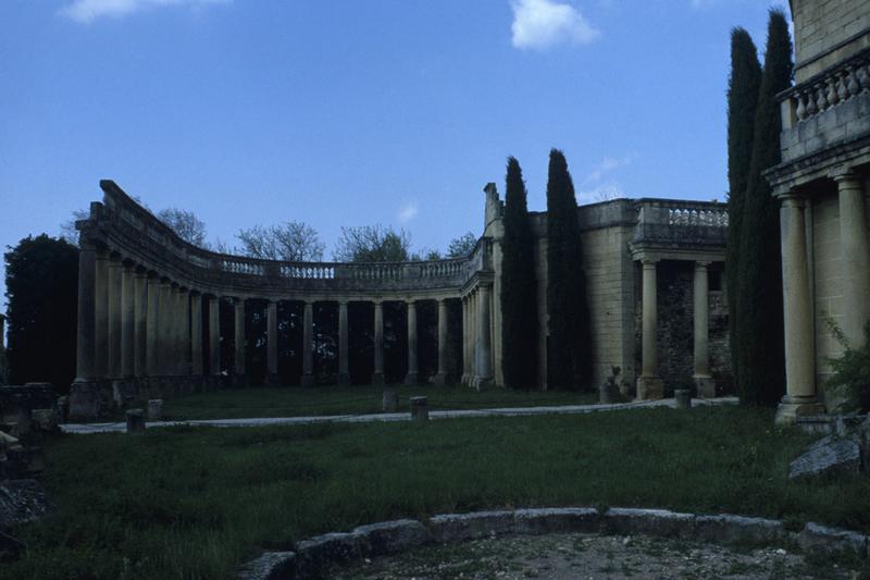 Pavillons d'entrée et colonnade.