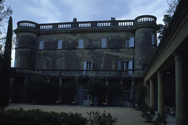 Façade et galerie décorée par Picasso.