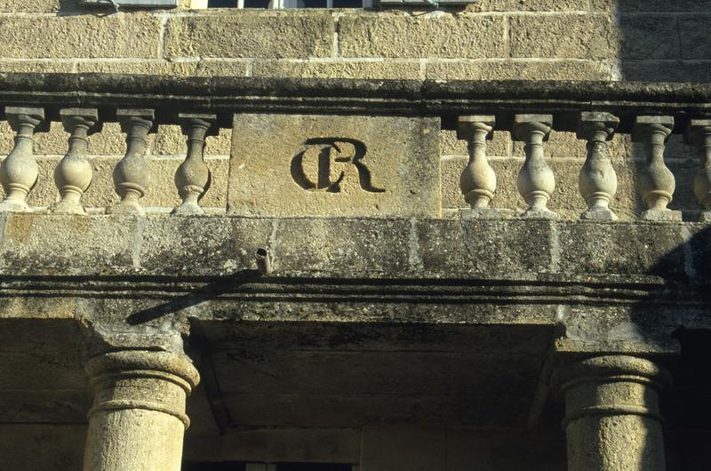 Façade ouest, détail du monogramme CR.