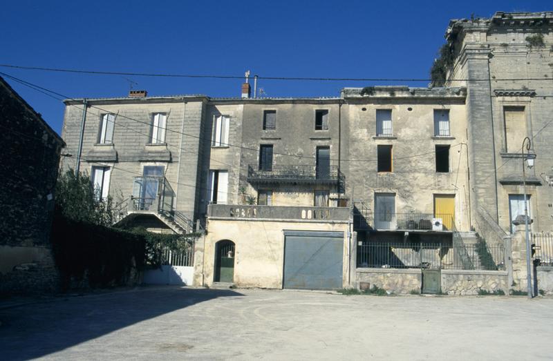 Façade sur la place, côté sud : parcelles 1167, 1166, 1165.