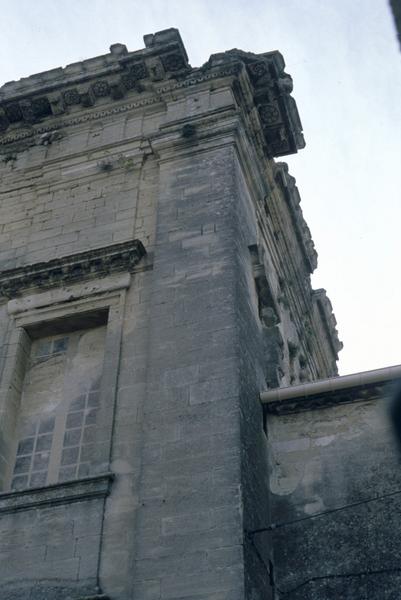 Pavillon de l'escalier, détail de la corniche.