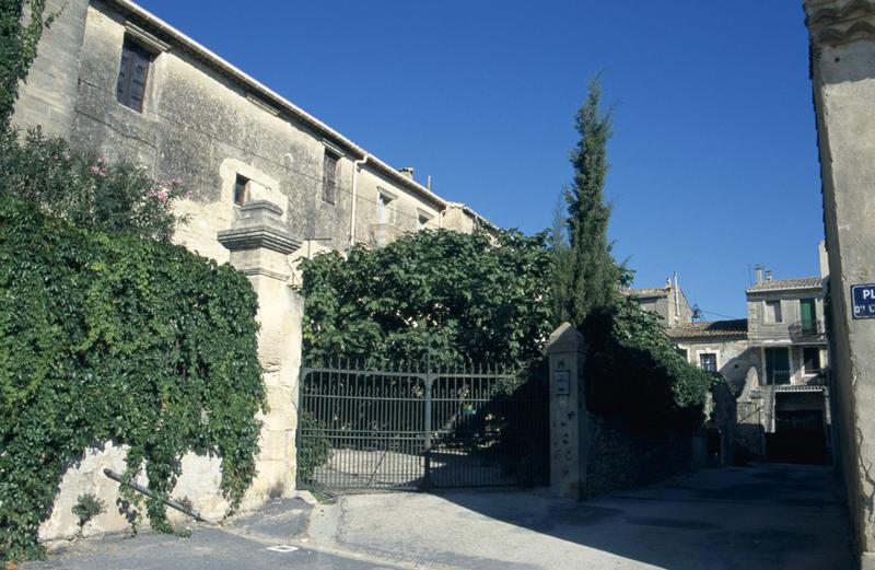 Parcelle 1162 et aile des anciennes écuries, côté place.