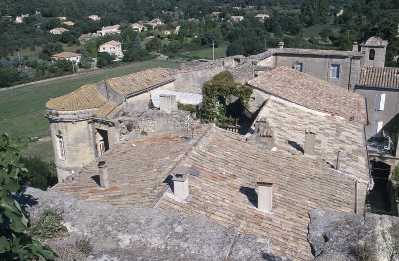 Toitures : tour nord-ouest, aile des communs et église.