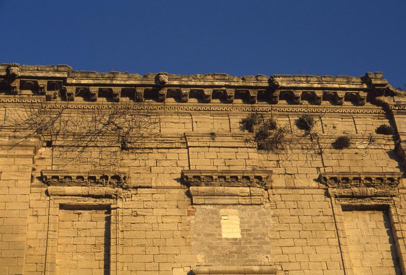 Pavillon de l'escalier, vue ouest, détail : corniche.