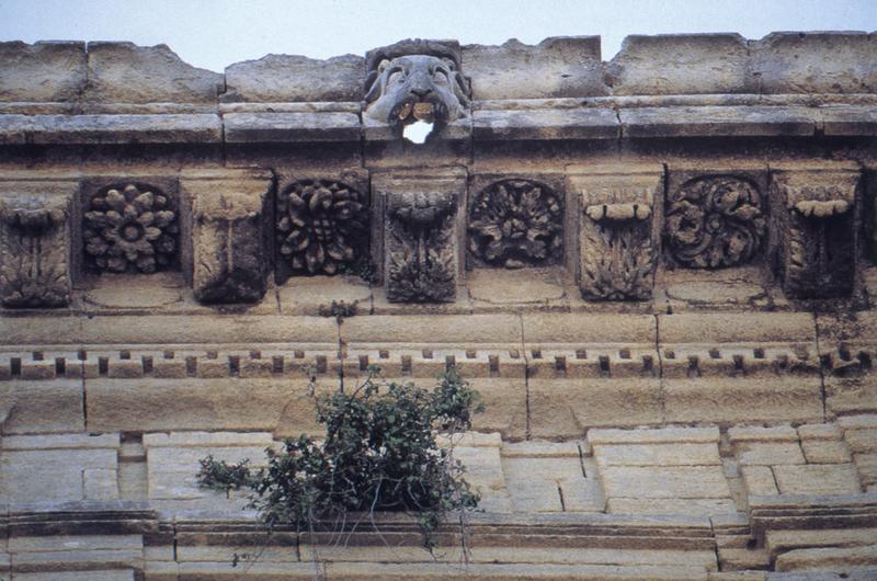 Pavillon de l'escalier, vue ouest, détail : gargouille.