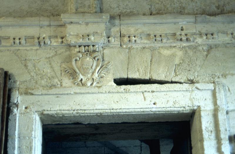 Intérieur : escalier, porte palière.