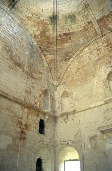 Intérieur : escalier, couverture vue vers l'angle nord-est.