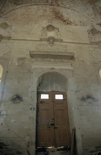 Intérieur : escalier, porte côté place.