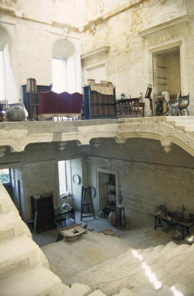 Intérieur : escalier, vue depuis la porte d'entrée vers le palier porté sur voûte plate.